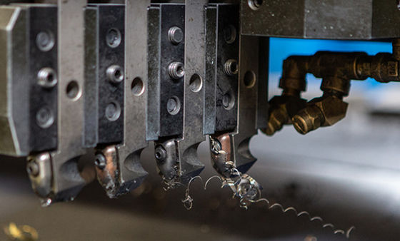 la commande numérique par ordinateur de 6M Horizontal a coupé la machine 10000 tonnes, V hydraulique cannelant la machine pour le feuillard